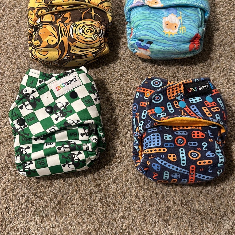 Lot of 4 excellent condition sassy bumz one size fitted diaper